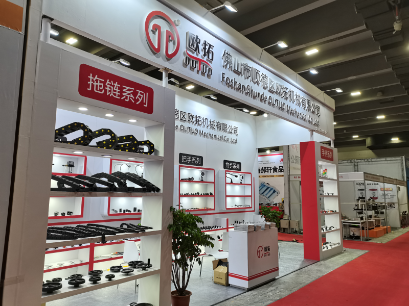 歐拓源頭廠家生產尼龍拖鏈,手輪,內波紋手輪,背波紋手輪,橢圓拉手,膠木拉手,方形拉手